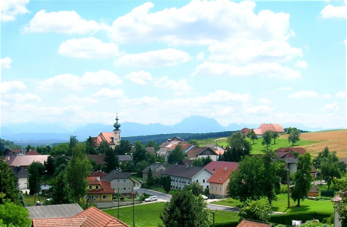 Niederthalheim mit Kirche, im Hintergrund die Berge