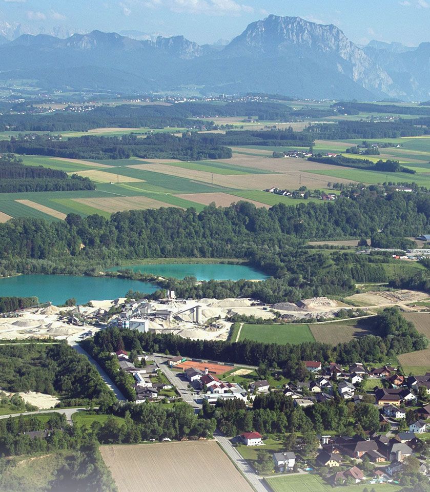 Redlham aus der Luft, im Hintergrund der Traunstein